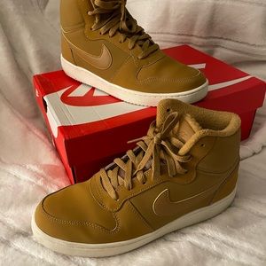 Men’s shoes lightly worn. Fuzzy inside.